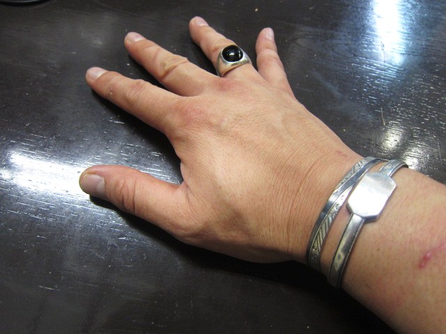 SILVER BANGLE ・・・ TOP ARTIST (Indian JEWELRY) その①_d0152280_329758.jpg