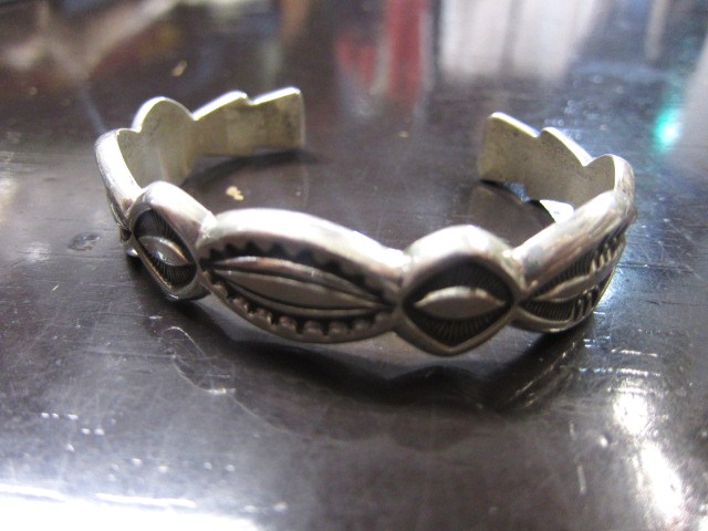 SILVER BANGLE ･･･ TOP ARTIST (Indian JEWELRY)　その①_d0152280_3325616.jpg