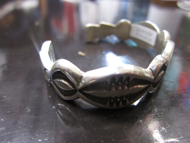 SILVER BANGLE ・・・ TOP ARTIST (Indian JEWELRY) その①_d0152280_333146.jpg