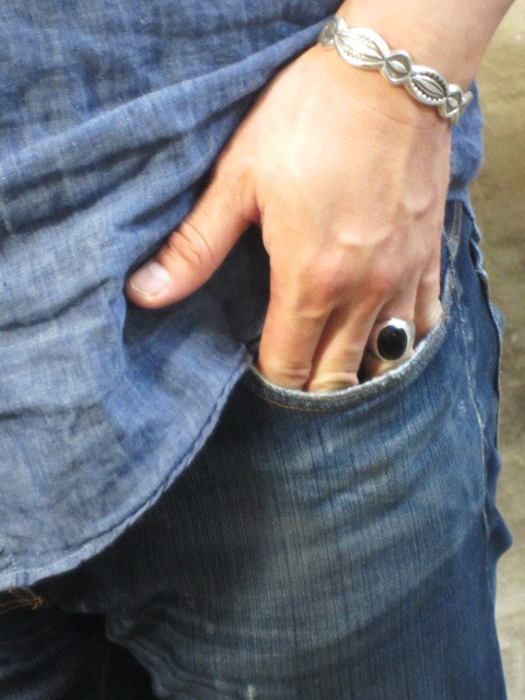 SILVER BANGLE ・・・ TOP ARTIST (Indian JEWELRY) その①_d0152280_3344018.jpg