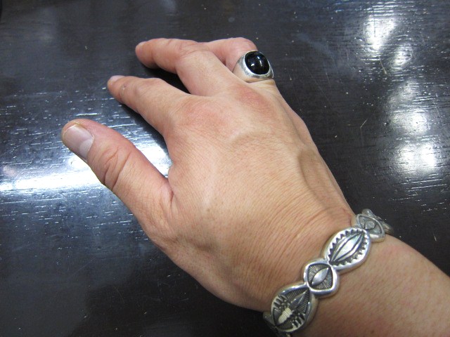 SILVER BANGLE ・・・ TOP ARTIST (Indian JEWELRY) その①_d0152280_33491.jpg