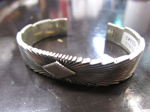 SILVER BANGLE ・・・ TOP ARTIST (Indian JEWELRY) その①_d0152280_3363759.jpg