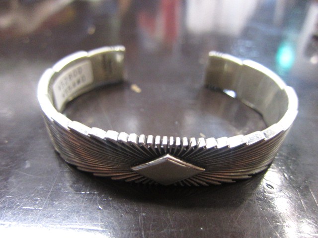 SILVER BANGLE ・・・ TOP ARTIST (Indian JEWELRY) その①_d0152280_3365382.jpg