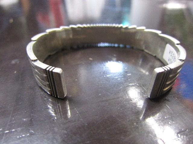 SILVER BANGLE ・・・ TOP ARTIST (Indian JEWELRY) その①_d0152280_337210.jpg