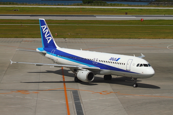 ANA A320 自衛隊の消防車と一緒に_e0204891_1633767.jpg