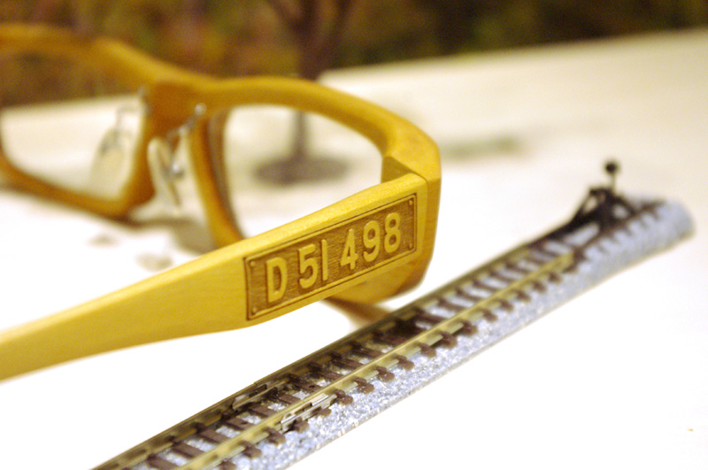 手彫り蒸気機関車[D51 498]の木製眼鏡『DEGOICHI』です！！_e0267277_21262739.jpg