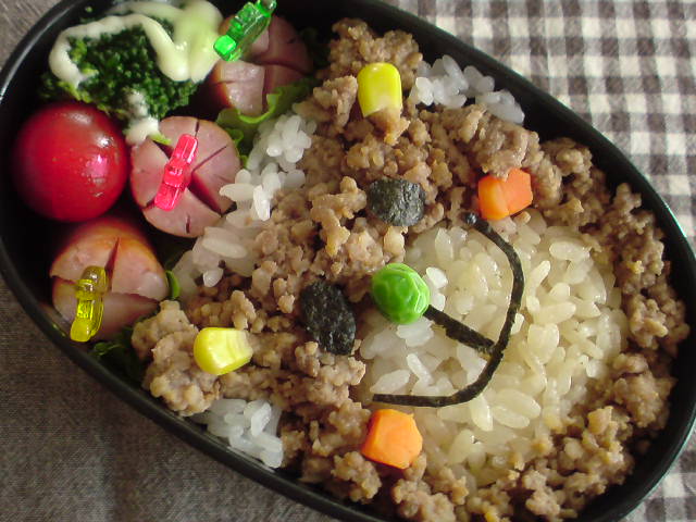 そぼろでくま弁当_c0122007_9551066.jpg