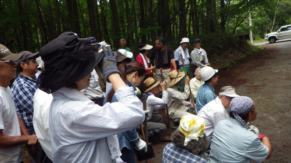 開田高原保健休養地内道路の清掃作業_f0124378_22543221.jpg