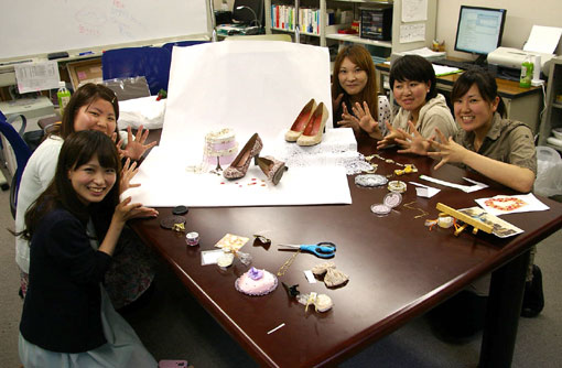 学生デザインの靴、デビュー!_f0127806_16455167.jpg
