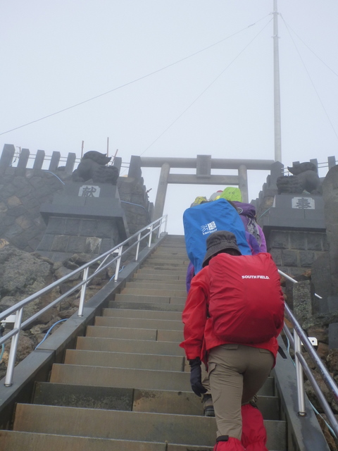 雨の木曽御嶽山（富士登山トレーニングツアー）（8）　2日目…山頂　そして下山_e0195587_20451419.jpg