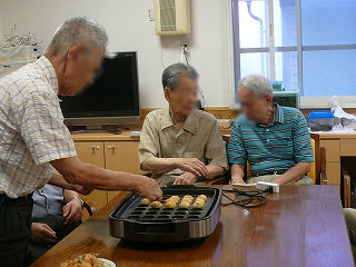 たこ焼き作り＜アクティブライフ夙川・デイサービス＞_c0107602_13261973.jpg