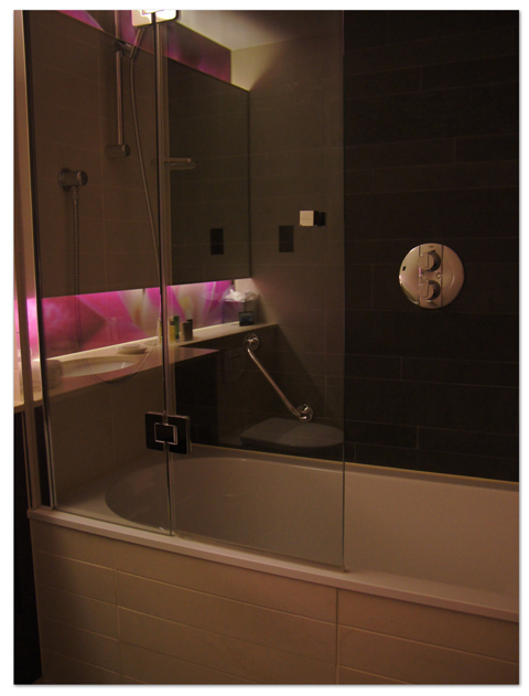 エーゲ海・アドリア海クルーズ(3) Hoppaバスでヒルトンホテルへ_d0210324_4425512.jpg