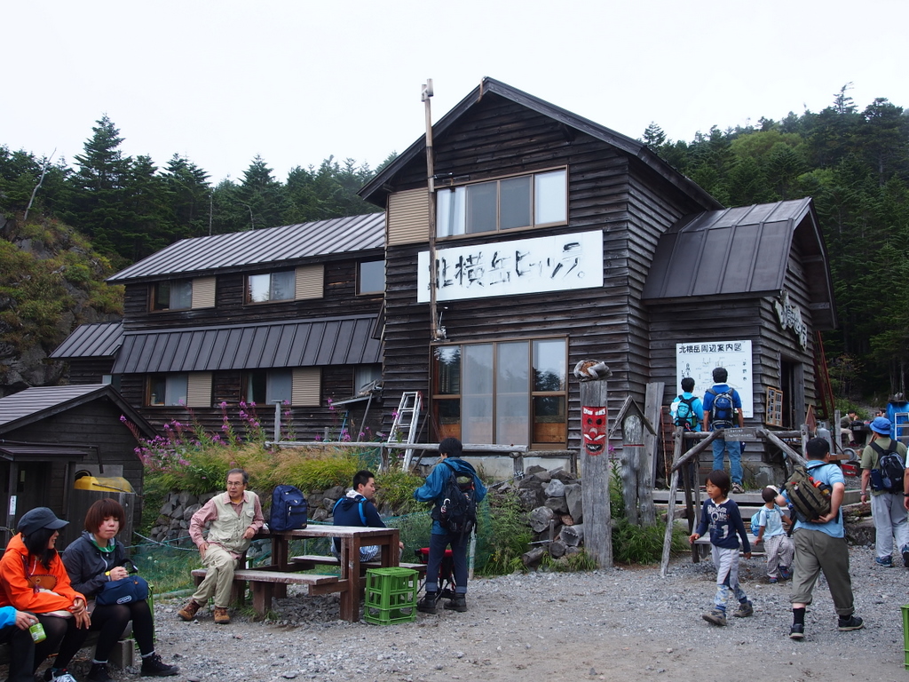 八ヶ岳トレッキング～北横岳＆入笠山　　北横岳編（2）　北横岳ヒュッテから南峰へ♪_e0195587_20423956.jpg