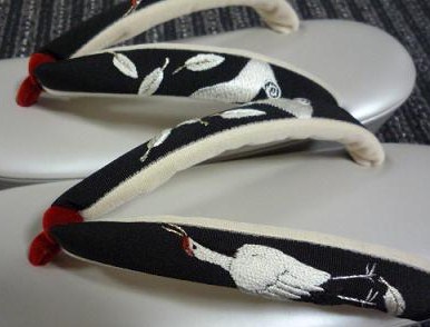 ステキな鶴の刺繍の鼻緒、すげ上がりました。_f0181251_15515187.jpg
