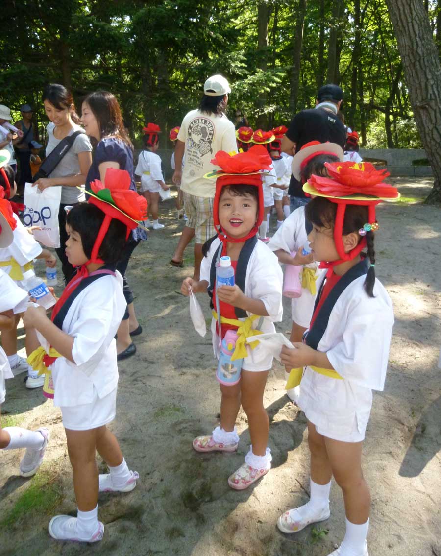 苺梨杏、八幡神社祭典で!_f0150893_20051.jpg