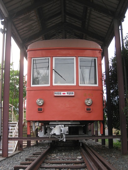 山梨交通モハ7（江ノ電801）との再会 : 赤い電車は白い線