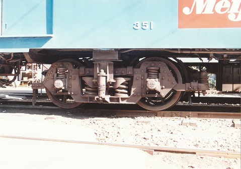 山梨交通モハ7（江ノ電801）との再会 : 赤い電車は白い線