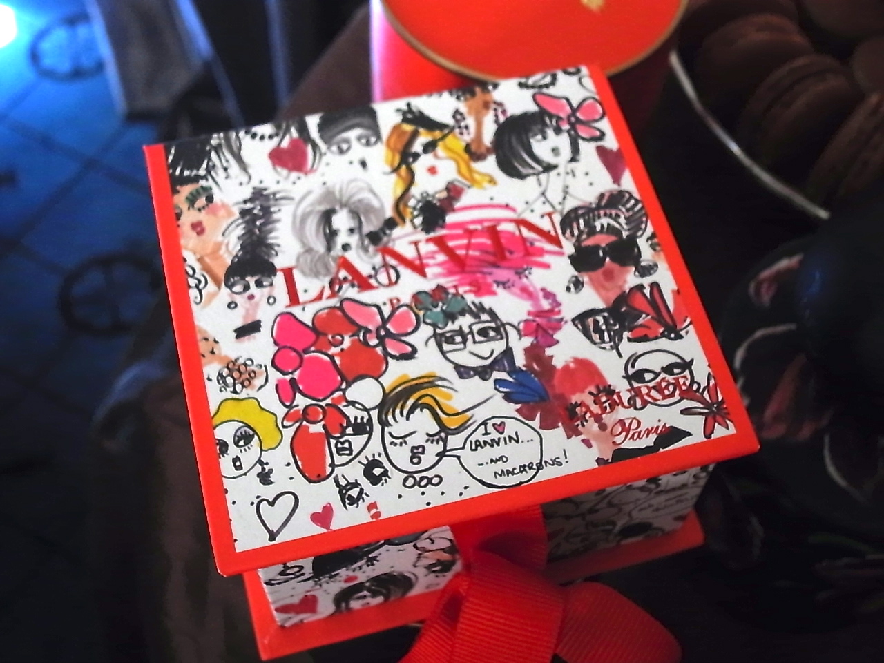 Alber Elbaz pour Ladurée - アルベール・エルバスのマカロンボックス_a0231632_1423615.jpg