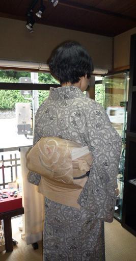 竺仙松煙染小紋にすくいの帯のお客様の着姿。_f0181251_16563839.jpg