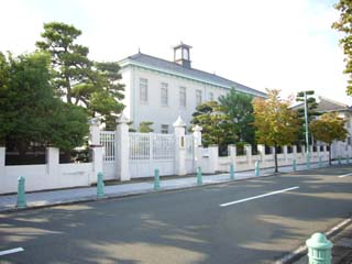 パロディ彫刻 岩崎裕司さんの笑刻展 小さな しあわせ見 つけた