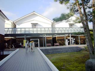 パロディ彫刻 岩崎裕司さんの笑刻展 小さな しあわせ見 つけた