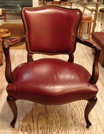 渋い赤革の鋲打ち・一人掛けイス 入荷!!_a0096367_21343262.jpg