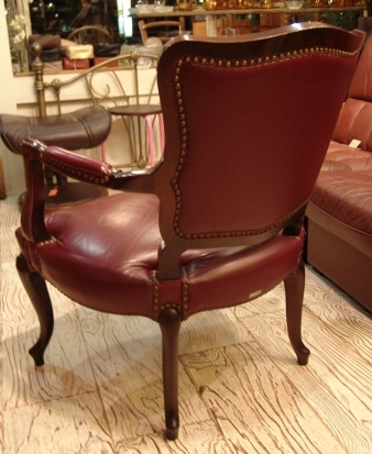 渋い赤革の鋲打ち・一人掛けイス 入荷!!_a0096367_21345189.jpg