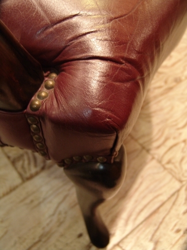 渋い赤革の鋲打ち・一人掛けイス 入荷!!_a0096367_21353152.jpg