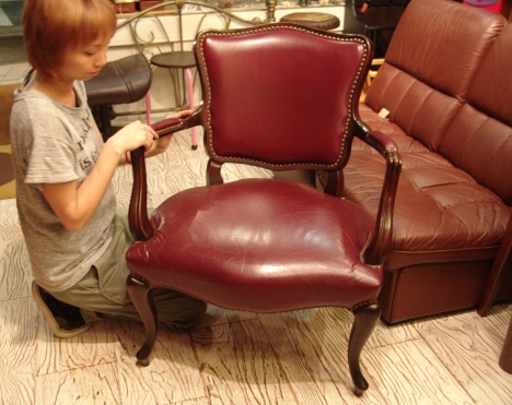 渋い赤革の鋲打ち・一人掛けイス 入荷!!_a0096367_21353923.jpg