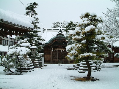 雪の八幡神社_f0106664_7112887.jpg