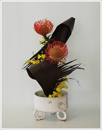 生徒作品 毒々しい花を生ける Tamins の花と空と月と