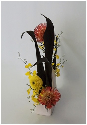 生徒作品 毒々しい花を生ける Tamins の花と空と月と
