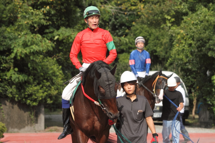 中西達也騎手、地方競馬通算2200勝達成～_a0077663_7504475.jpg