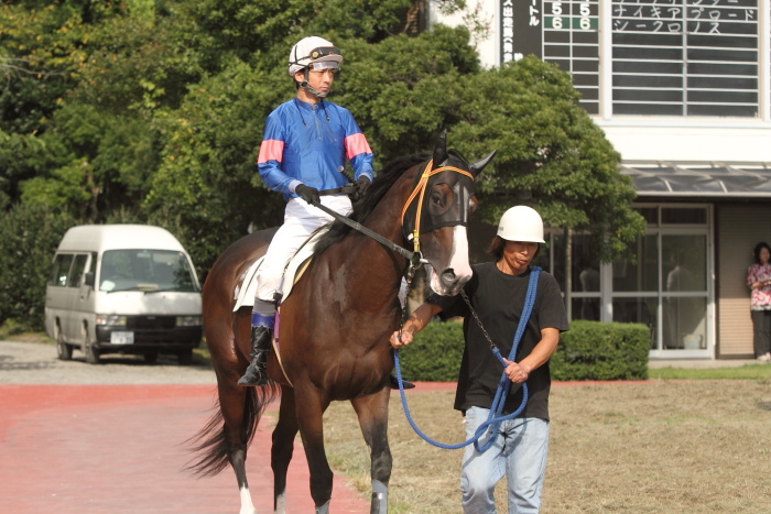 中西達也騎手、地方競馬通算2200勝達成~_a0077663_7505321.jpg