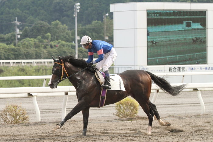 中西達也騎手、地方競馬通算2200勝達成～_a0077663_7514314.jpg