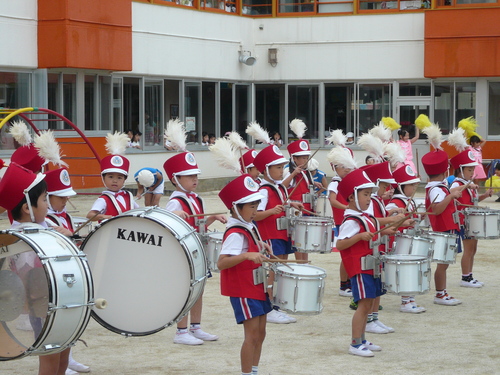 9月27日 木 鼓笛隊の衣装を着ました 年長組 ともべ幼稚園 ひろばの出来事 笠間市 旧友部町 9月27日 木 鼓笛隊の衣装を着ました 年長組 ともべ幼稚園 ひろばの出来事 笠間市 旧友部町