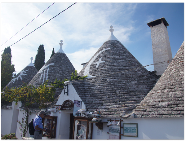 エーゲ海・アドリア海クルーズ(11)　とんがり屋根の可愛いアルベロベッロへ_d0210324_2303435.jpg