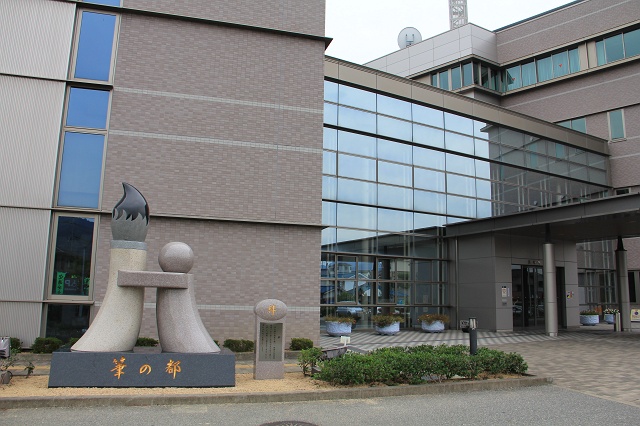 熊野町役場玄関前に「筆の里」ＰＲモニュメントが設置される_b0095061_1016225.jpg