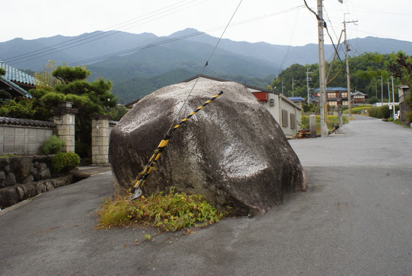 彼岸花で赤く染められた葛城古道を歩く(1)六地蔵石仏_b0063958_2338690.jpg