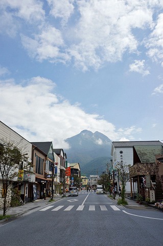 由布院駅前_e0176993_5482843.jpg