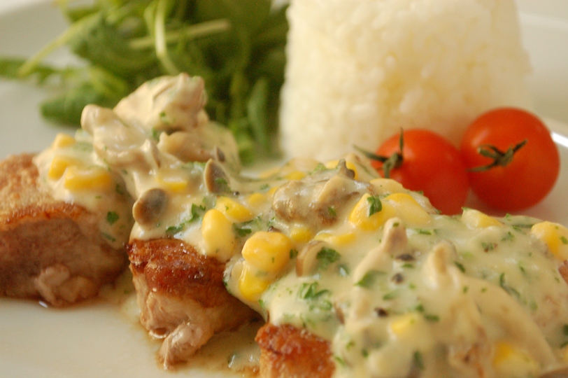 豚ひれ肉のソテー~しめじコーンクリームソース~_d0104926_115171.jpg