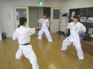 日曜空手は新川教室 親子空手で楽しんでます!_c0118332_13521441.jpg