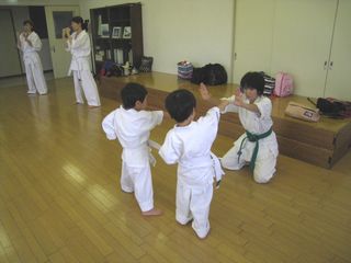日曜空手は新川教室 親子空手で楽しんでます!_c0118332_13524175.jpg