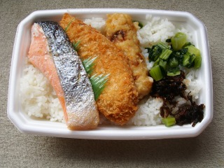 シャケ弁当_e0113495_1744509.jpg