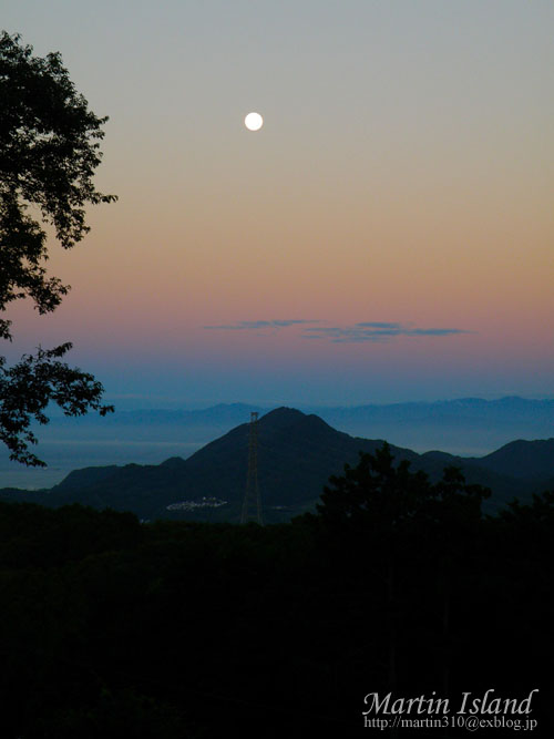 夜明けの月 残月 Martin Island 空と森と水と