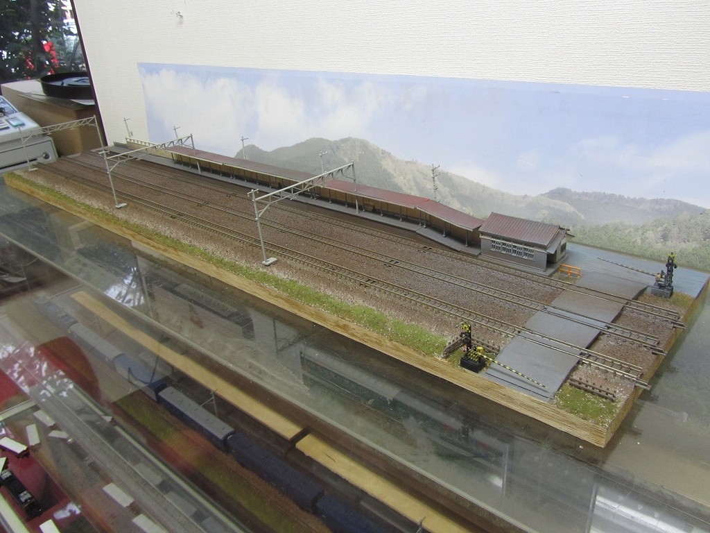 コ*ン様 鉄道ジオラマ(跨線橋のあるローカル駅) ローカル駅に跨線橋を追加～ライト点灯 など [鉄道模型] | 重単