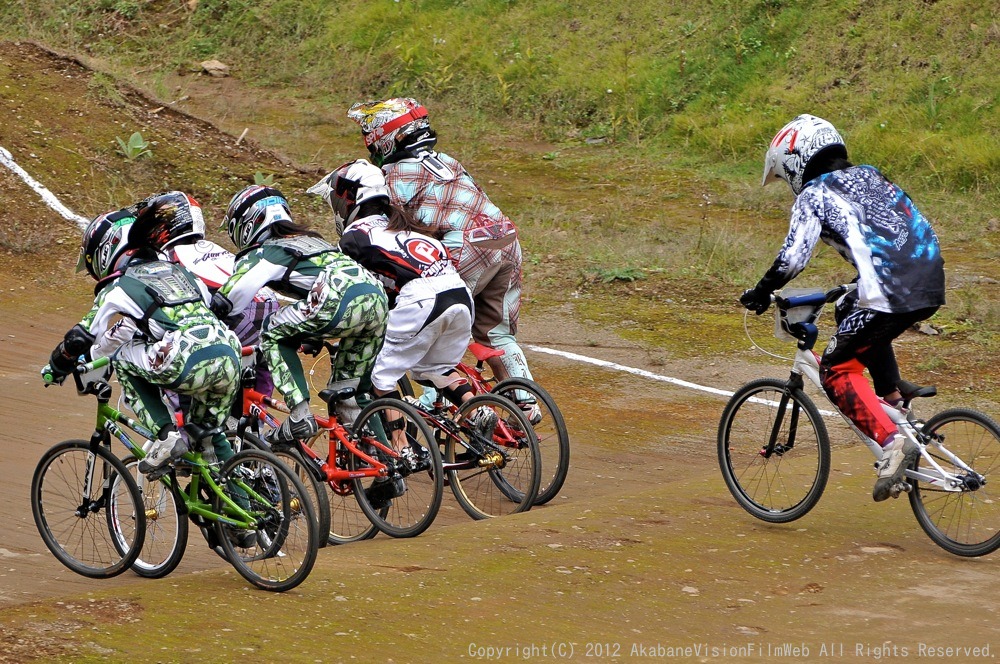 ２０１２JBMXFシリーズ第６戦秩父大会VOL5：ガールズ１１−１２才決勝　動画あり_b0065730_17582495.jpg