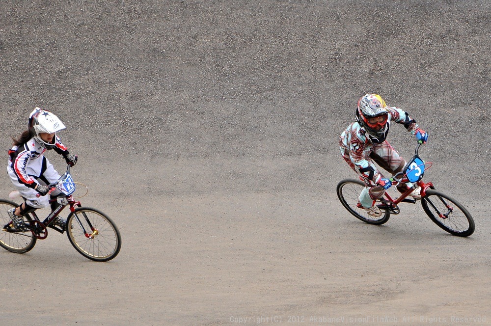 ２０１２JBMXFシリーズ第６戦秩父大会VOL5：ガールズ１１−１２才決勝　動画あり_b0065730_17592130.jpg