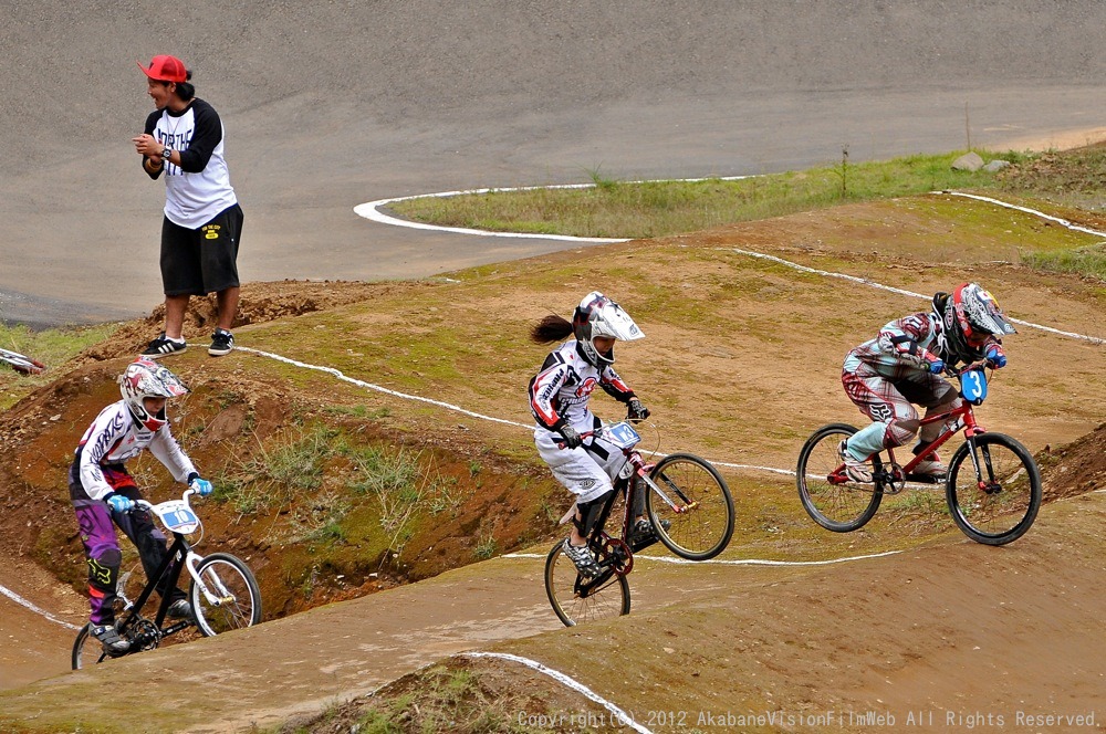 ２０１２JBMXFシリーズ第６戦秩父大会VOL5：ガールズ１１−１２才決勝　動画あり_b0065730_17594323.jpg