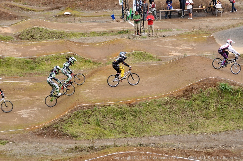 ２０１２JBMXFシリーズ第６戦秩父大会VOL5：ガールズ１１−１２才決勝　動画あり_b0065730_1804192.jpg